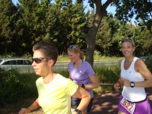 Så er vi i gang. Henriette Lisse, Marie Hjort og Fie Kemplar. Marie og Fie på en halvmarathon - De laver deres første halve ironman den 1. juli
