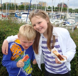 Viktor og Emilie - så er det ferie - is og toast på Langelinie