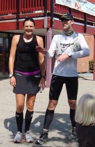 Annette Fredskov og Andreas H. Petersen i mål efter Vestegnsmarathon. Dejligt at blive modtaget af flag og klapsalver fra Andreas' familie.