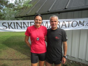 I mål efter 42,2 km. Et af sommerens sidste Skinnermaraton. Her står jeg med arrangør Leif Skinnerup.