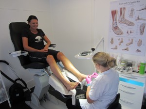 Fodterapeut Malene Schmøde servicerer mine fødder :-)