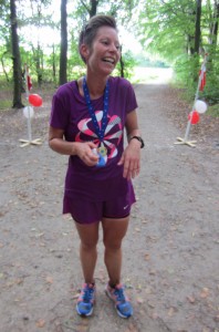 Henriette Lisse i mål efter marathon nr. 100. Hun er den femte kvinde i Klub 100 Maraton