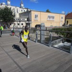 Luka Kipkemboi Chelimo fra Kenya kom i m&aring;l efter 2.10.37. P&aring; det tidspunkt var vi ikke engang halvvejs :-)