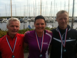 Preben Poulsen, Annette Fredskov, Brian Greve-Rasmussen på Skovshoved Havn. I mål efter 42,2 km med udsigt over Øresund