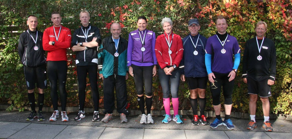 Dagens deltagere glade i mål efter 42,2 km. Carsten Jensen, Rene Hjorth Olsen, Brian Greve-Rasmussen, Bjarne Fjelksted, Annette Fredskov, Katrine Bernbom, Peder Gram, Tue Rosbirk, Tony Gren