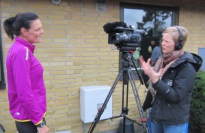 Journalist Ida Daugård fra TV2 Øst var med hele løbet. Her bliver jeg interviewet inden start