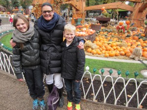 Halloween i Tivoli. Jeg står imellem mine guldklumper - Emilie og Viktor