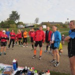 Henriette Lisse byder velkommen til de mange løbere. Vi var 30 marathonløbere til start.