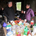 Hyggesnak i mål. Leif Skinnerup og Henriette Lisse. I baggrunde Charlotte Poulsen og Carsten Dahl