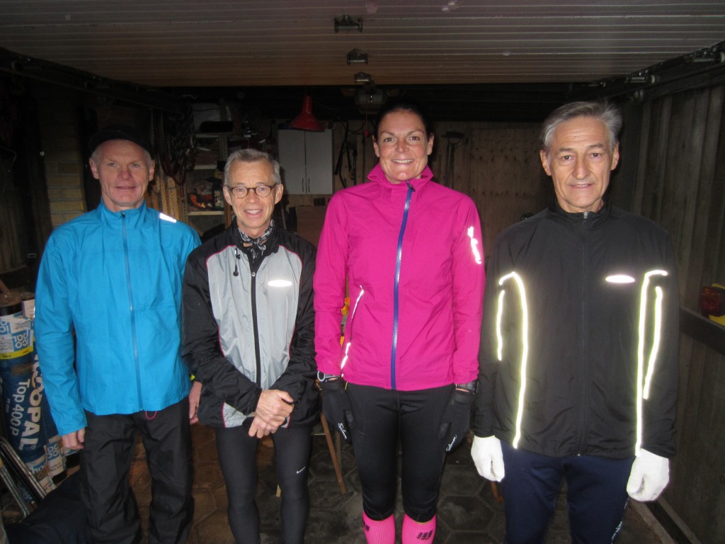 Startbillede i garagen en lidt våd og blæsende efterårsdag. Preben Poulsen, Carsten Christensen, Annette Fredskov, Henning Baginski