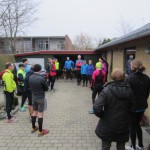 Så er vi samlet i indkørslen til velkomst. Der er mange med, som ikke har løbet Fredskov Marathon før. Dejligt at møde nye mennesker.