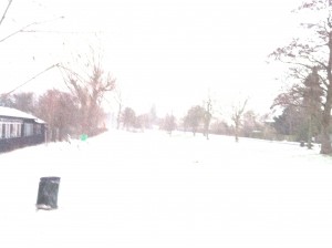 Det er hvidt derude. I morges var det snevejr ved Damhussøen, men det stoppede heldigvis undervejs